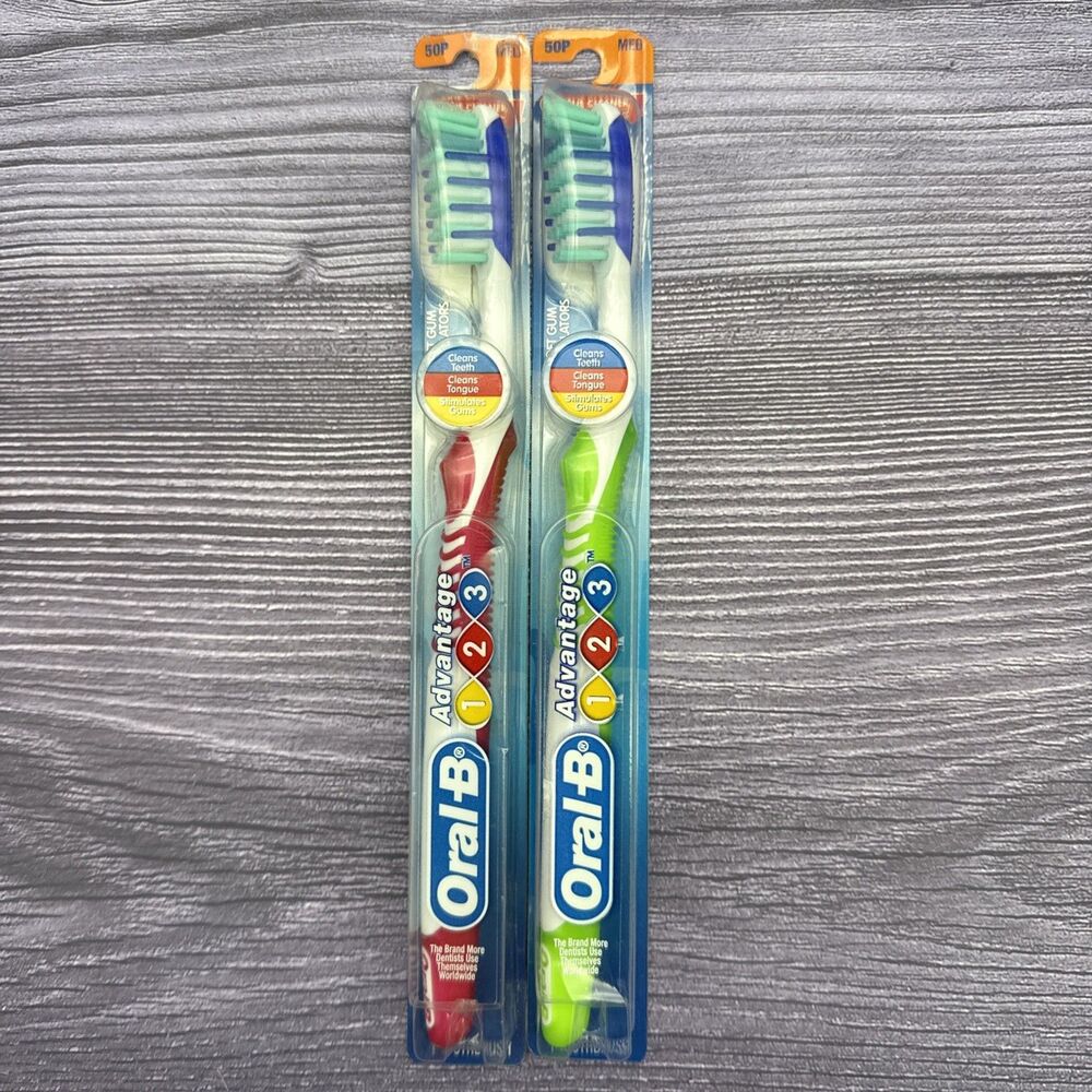2 LOT 2007 Oral B Advantage Plus Toothbrush Regular 40 MEDIUM Gum Stimulators